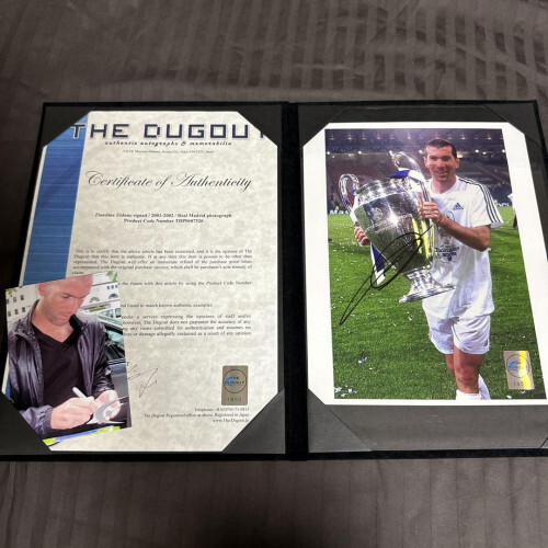Zidane autographed photo of Real Madrid The Dugout with certificate and photo ID - Picture 1 of 8