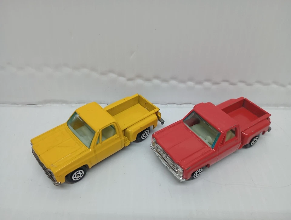 Camioneta pick-up Chevy Stepside Yatming de colección roja y amarilla hecha en Hong Kong Foto 3 de 4