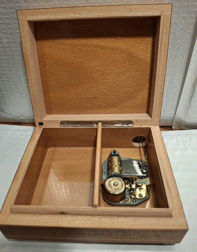 HERMOSA CAJA DE MÚSICA SUIZA DE MADERA REUGE DE COLECCIÓN HECHA EN SUIZA-EDELWEISS - Imagen 4 de 5