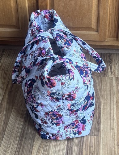 Nuevo con etiquetas Bolso Vera Bradley Ultraligero XL Exuberante Azul Floral 23 X 14 X 8 Precio de venta sugerido por el fabricante $139 - Imagen 2 de 8