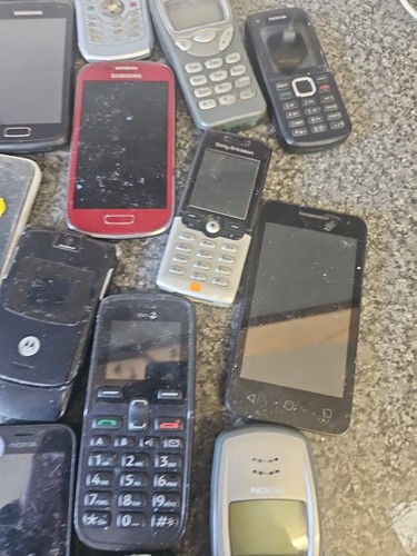 Job Lot Of 35+ Vintage Mobile Phones - Apple, Samsing, Sony, Motorola Etc - - Afbeelding 11 van 24