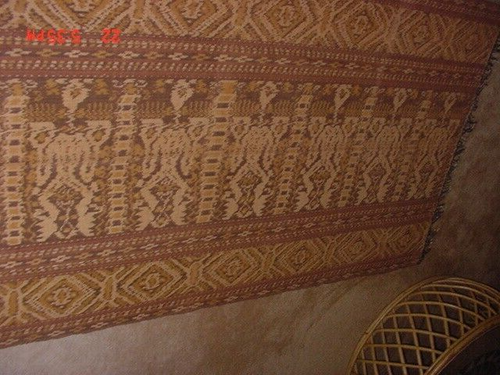 GROSSE VINTAGE INDONESISCHE IKAT WEBEN TEXTIL MENSCHLICHE FIGUREN 8 FUSS 2 ZOLL MAL 4 FUSS 2 ZOLL