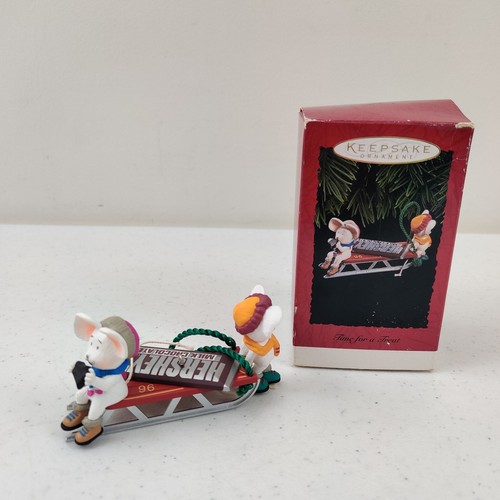 Hallmark Ornament Time for a Treat Mouse on Sled Hershey Bar  - Imagen 1 de 11