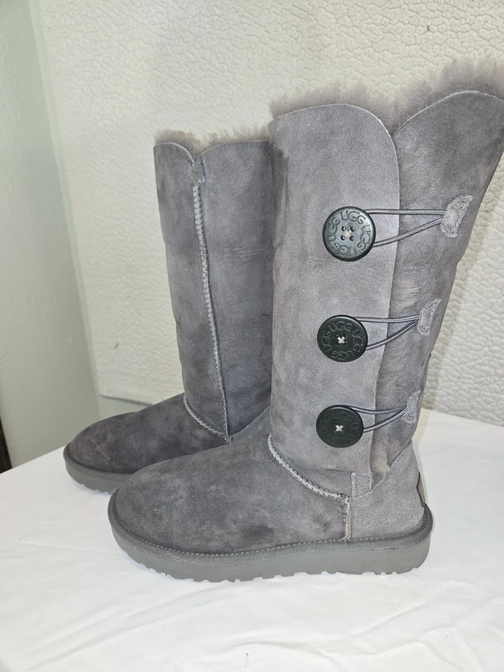 Bota para mujer UGG Bailey Button Triplet II, talla 7, gris Foto 2 de 4