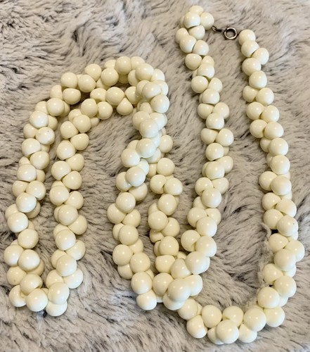 Vintage Unique & Beautiful Bauble Style Cream Colored Beaded 30” Necklace - Picture 6 of 7
