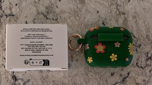 Marc Jacobs Wild Daisy Apple Airpods Case, 3rd Generation-New In Box - Photo 2 sur 4