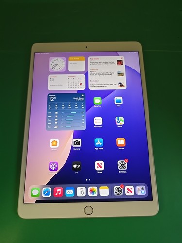 Apple iPad Air (3rd Gen) 64GB, Wi-Fi, 10.5in - Silver. - Read Desc (DK752 - Picture 1 of 8
