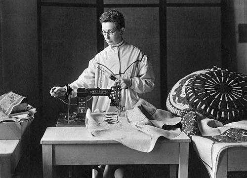 The craftswoman Mrs. Margarethe von Brauchitsch is about to design- Old Photo