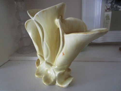 CASEY WARE TRIPLE TRUMPET FLOWER SHAPED VASE - Picture 5 of 9