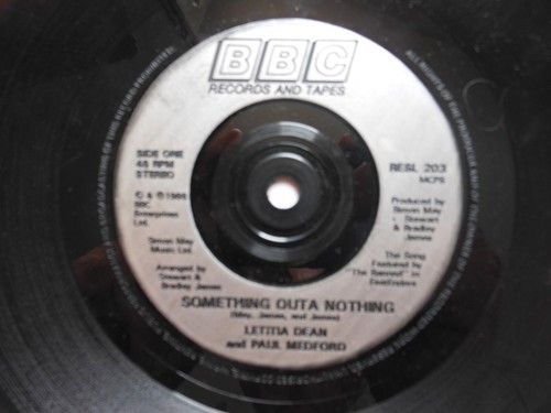 LETITIA DEAN AND PAUL MEDFORD Something Outa Nothing 7" vinyl Single 1986 BBC - Imagen 4 de 6