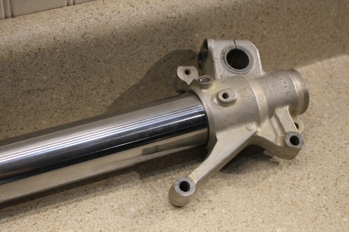 Honda CR250R 1995 horquilla inferior horquilla abrazadera eje lengüeta lado izquierdo freno 9810 E3 - Imagen 5 de 11