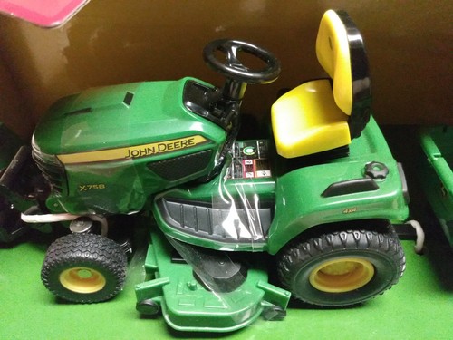 TOMY Ertl ~ John Deere X758 Lawn Mower w/ Blade and Wagon ~ 1/16 Scale ~ LP81014 - Picture 3 of 12