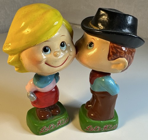 Vintage "Let’s Kiss" Cowboy und Cowgirl Wackelköpfe mit magnetischen Lippen Korea
