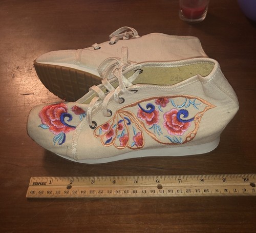 New Women’s Size 7.5/5/39 Lace-Up Embroidered Sneakers Hidden Heel Canvas Casual - Picture 5 of 13