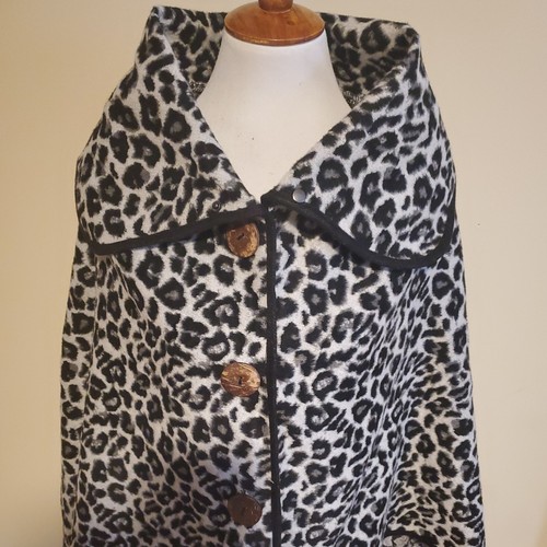 Fadivo NY Grey Leopard Print Cape with brown buttons, M - Bild 2 von 7