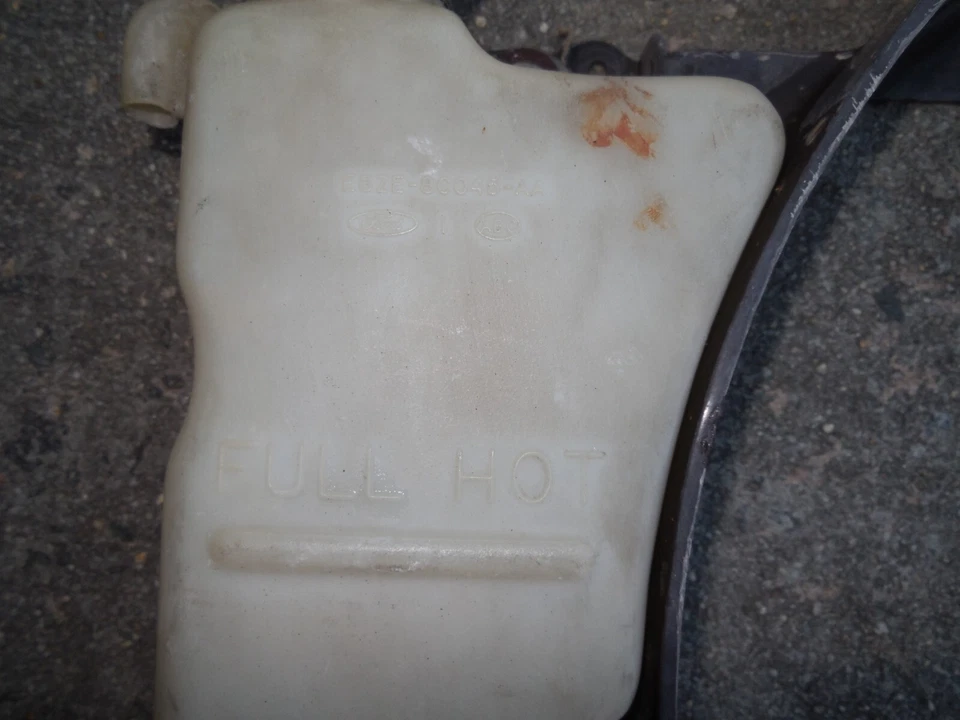 Cubierta de ventilador usada Ford Mustang 1987-1993 5,0 L con botella de lavadora E6ZE-8146-AA Foto 2 de 4