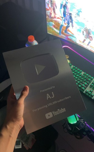 Youtube Silver/Gold Play Button (Custom) - Picture 3 of 13