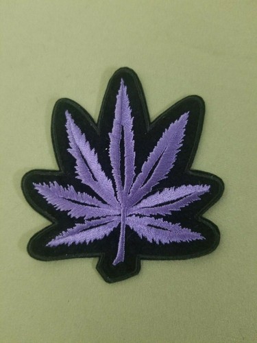 Lila Blatt Gras Marihuana Topf bestickt Aufnäher.
