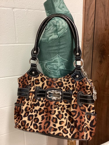 Bolso de Hombro Sienna Ricchi Estampado de Leopardo Negro Patente Borde SR Estrás Dije - Imagen 16 de 19