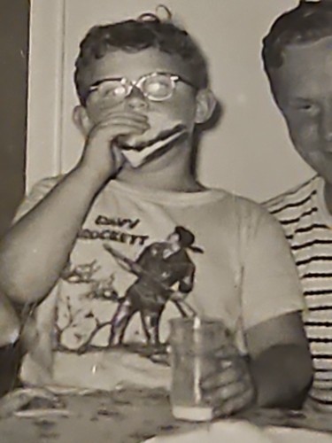 RARE OLD VINTAGE PHOTO FAMILY EATING DAVEY CROCKETT T SHIRT 1955 - Picture 4 of 5