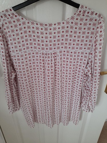 Esprit 3/4 sleeve v neck top; size 14; red and white. VGC. Loose fitting - Picture 3 of 3