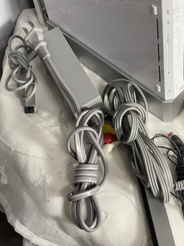 Nintendo Wii Console RVL-001 USA White Bundle Controllers 3 Games Tested Works - Picture 10 of 12