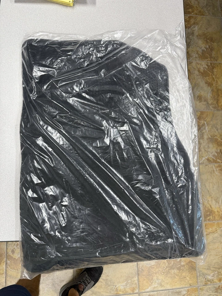 Alfombrillas de tela negras para GMC Acadia 2025 - ¡Nuevas! Nunca abierto. Nunca usado Foto 2 de 2