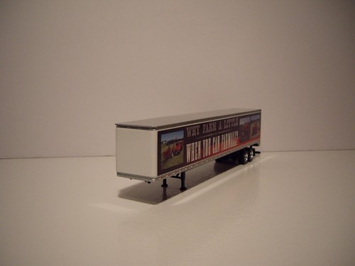 SPECCAST 1/64 IH FARMALL VOLVO 770 WITH SLEEPER AND LOGOED 53' DRY VAN DCP TIE - Picture 4 of 10