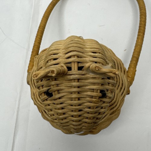 Cartera de mano de conejo de mimbre vintage - falta una oreja, otra separada, como está - Imagen 9 de 13