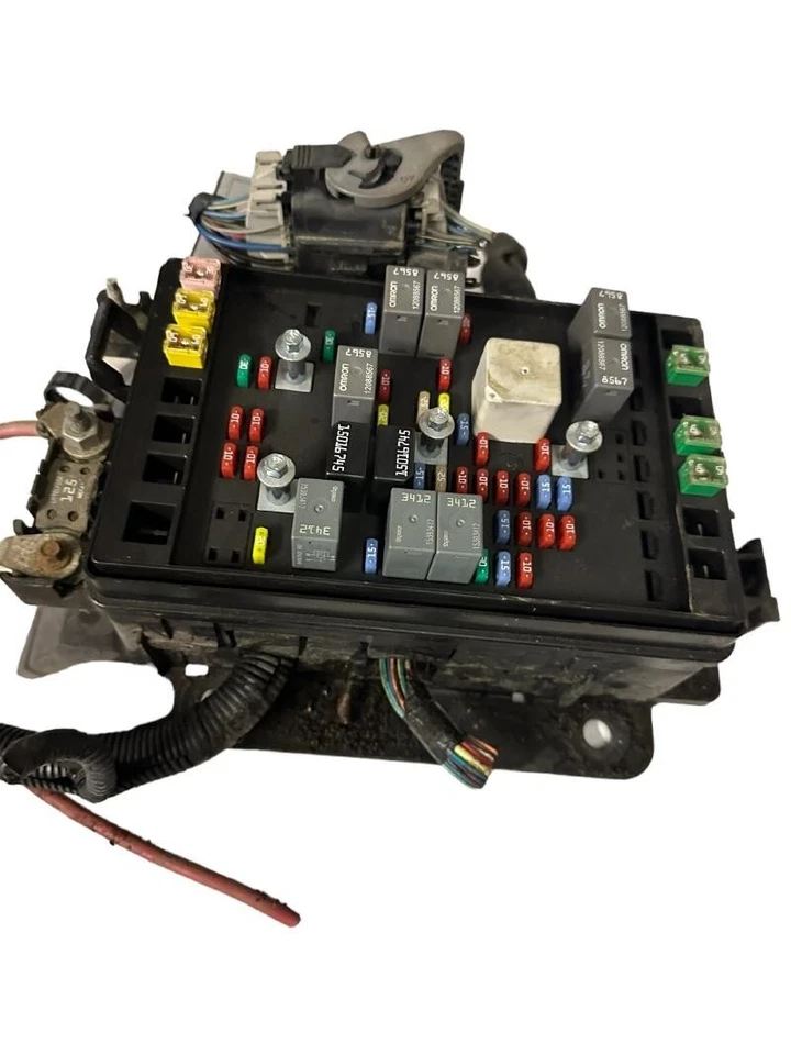 2004-2005 GMC Envoy XUV Fuse Box Engine OEM - Image 2 of 4