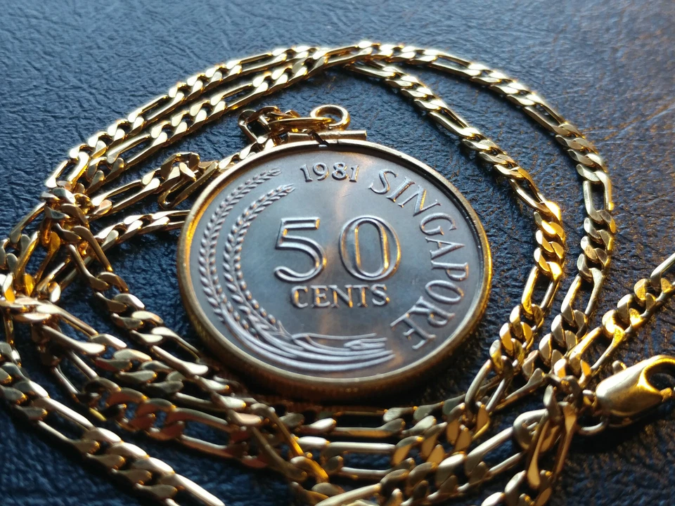 Colgante Singapur LionFish 1981 de 50 centavos en una cadena Figaro de 24" 18 kgf 27 mm Foto 2 de 3