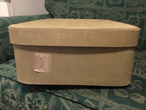 Immaculate Period Piece 40s/50s Red Silk Lined Suitcase with Key & Brass Fitting - Picture 4 of 9