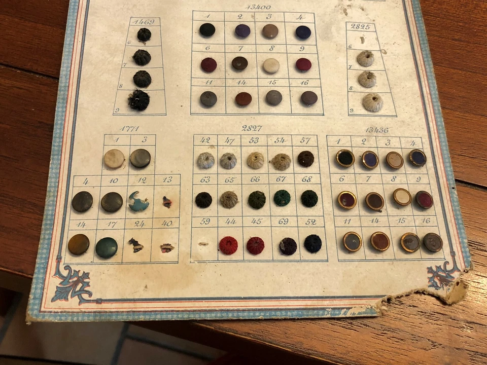 Pads Antique Stores Buttons to The 1900 Antique French Buttons Enamel - Image 4 of 4