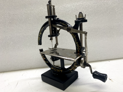 ANTIQUE CAST IRON HAND CRANK SEWING MACHINE. - Picture 5 of 13