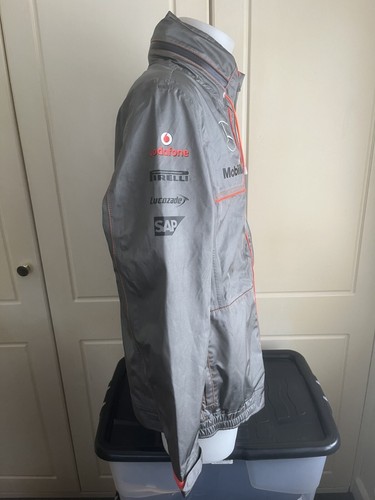 VODAFONE McLAREN MERCEDES F1 TEAM ISSUE RAIN JACKET MENS MEDIUM BOSS 2013 SEASON - Picture 5 of 14