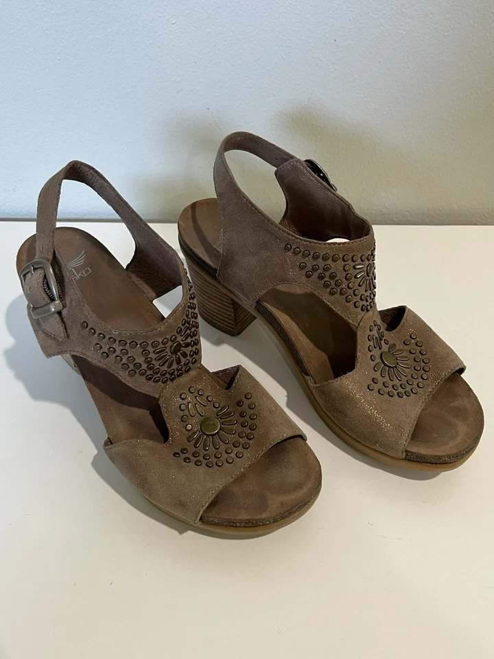 Sandalias Dansko Deandra Taupe Gamuza Brillante Tachonado Tacón Bloque Talla 38 EE. UU. 8 Foto 3 de 4