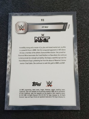 Ivy Nile 2025 Topps Chrome WWE #93 Blue Geometric Refractor /99 NXT - Bild 2 von 2