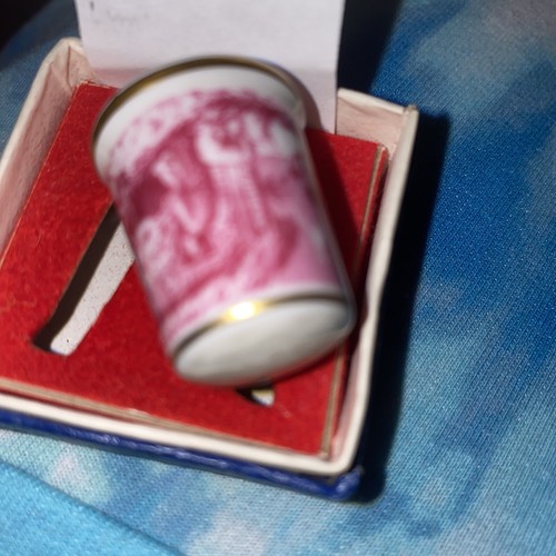 Thimble Kaiser W Germany CHRISTMAS 1979 Shepherds Porcelain Red Vintage - Picture 9 of 10