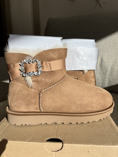 New UGG Woman’s Mini Side Brooch Boot - Picture 6 of 11