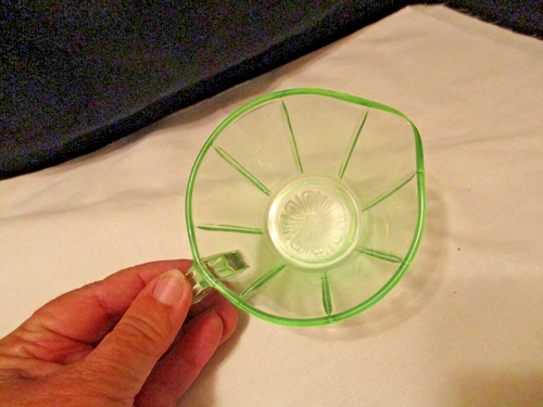 Green Depression Glass Star Flower Pinwheel US Scroll Creamer - Picture 7 of 7