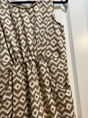 Vestido Liz Claiborne Marrón Estampado Geométrico Cintura Ajustada Bolsillos Frontales Mediano - Imagen 4 de 6