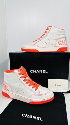 CHANEL オレンジネイビーハイヒール Treasures of NYC - Chanel Orange Logo Heels