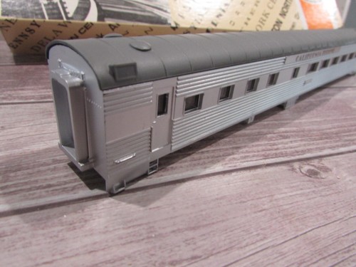 HO Scale Con-Cor 01-000726 85ft Diner Passenger Car California Zephyr - Picture 2 of 5