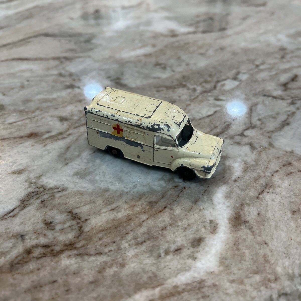 マッチボックス レズニー No.14 エッソ 救急車（アンビャランス
