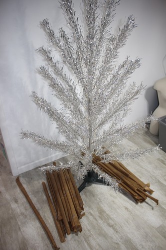 Árbol de Navidad de oropel de aluminio verdadero vintage 46 ramas, poste original, ¡SIN SOPORTE!! - Imagen 2 de 21