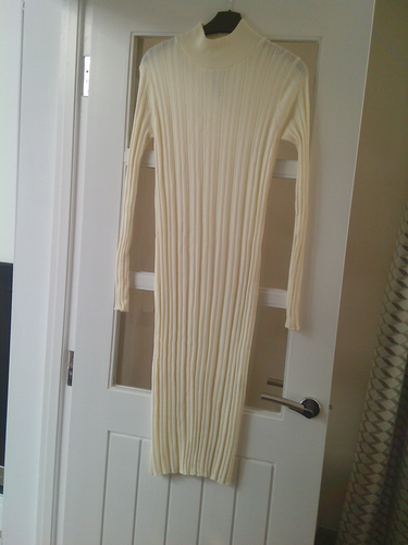 ZARA CREMEFARBENES GERIPPTES STRETCH-STRICKKLEID MIT HOHEM AUSSCHNITT - GRÖSSE UK 10 - NEU OHNE ETIKETT