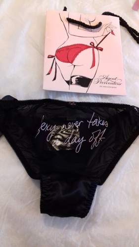 AGENT PROVOCATEUR "SEXY NIMMT NIE EINEN TAG FREI" SLIP ZUM BINDEN SEITLICH EINHEITSGRÖSSE NEU MIT ETIKETT + GESCHENKTÜTE