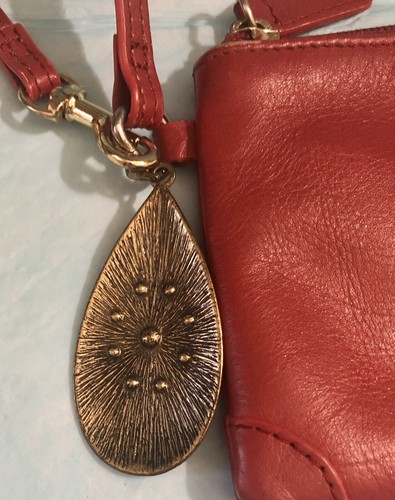 Boulevard BLVD CA Burgandy Armbandtasche mit Messing Metallanhänger Strasssteine ausverkauft - Bild 4 von 10