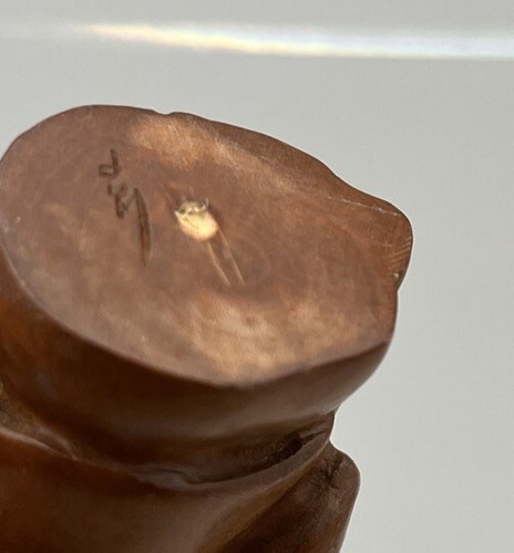 Antigua figura japonesa de hombre del período Netsuke Meiji firma ilegible madera - Imagen 10 de 12