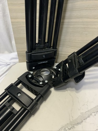 Manfrotto 3-Section Al Telescopic Twin Leg Tripod with Mid-Level Spreader 546B - Picture 4 of 7